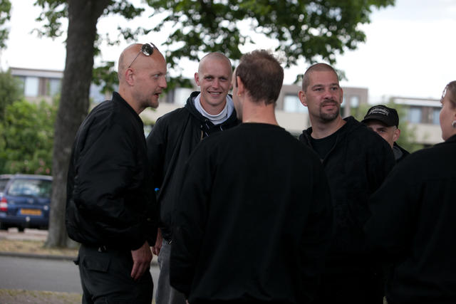  Neonazi in wit t-shirt afkomstig uit Zeeland rechts met ringbaard Frans Vogels 