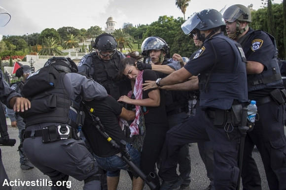 Israeli policemen arrests protesters