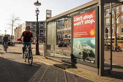 Fietser fietst langs bushokje met poster met tekst ‘Cant stop, won’t stop’