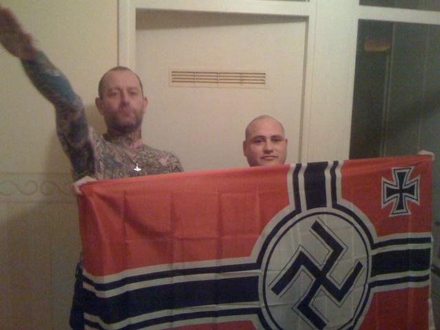 Koelewaard als neonazi met Hitlergroet
