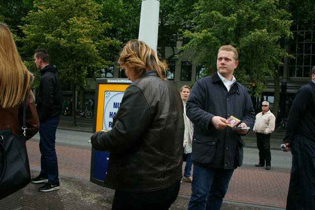 Paul Peters deelt stickers uit op PVV manifestatie