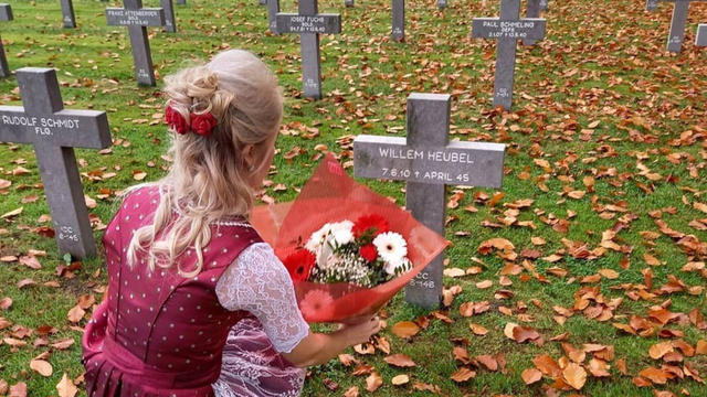 Vlaams fasciste Carrera Neefs legt bloeme op graf Ned. SS'er Willem Heubel